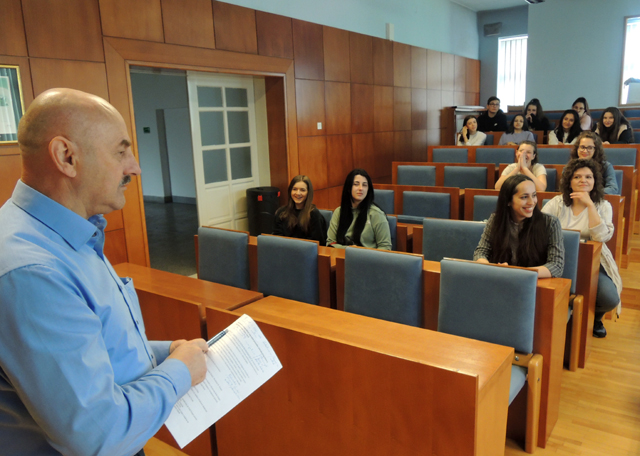 Starčević u razgovoru sa srednjoškolcima                                                                                                                                                                                                                  